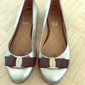 Ferragamo Flats, classic silver, size 9